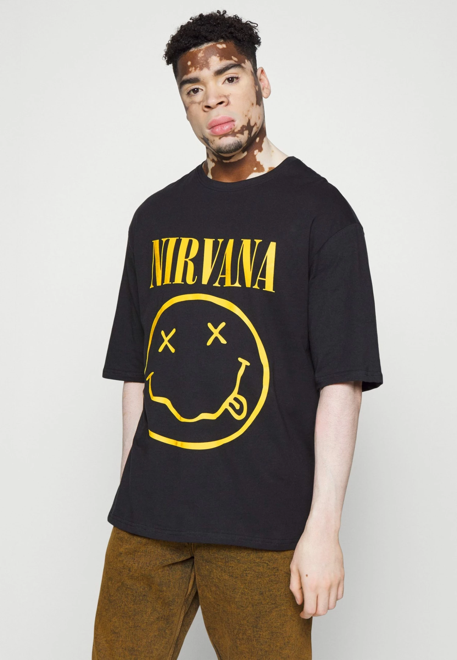 YOURTURN Prix Usine NIRVANA SMILY UNISEX - T-shirt imprimé t shirt Col rond all 3 YOURTURN Prix Usine NIRVANA SMILY UNISEX - T-shirt imprimé t shirt Col rond all