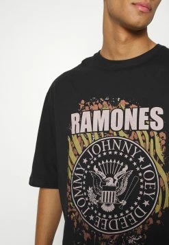 YOURTURN RAMONES TEE UNISEX - T-shirt imprimé Soldes t shirt Col rond all 13 YOURTURN RAMONES TEE UNISEX - T-shirt imprimé Soldes t shirt Col rond all -YOURTURN Soldes 2022 7b71a6a1bc3140bcb1a56a1d562e973b