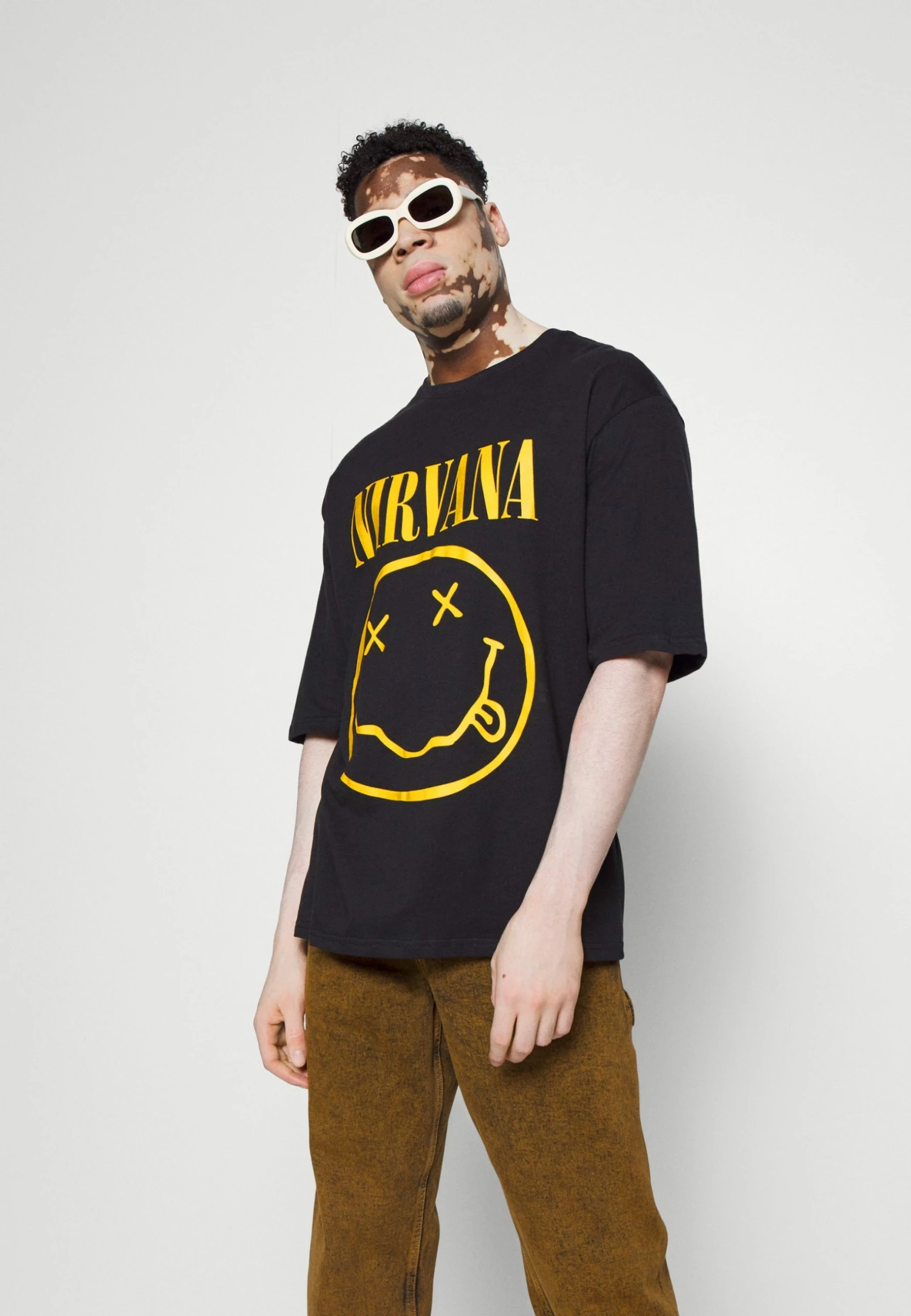 YOURTURN Prix Usine NIRVANA SMILY UNISEX - T-shirt imprimé t shirt Col rond all 6 YOURTURN Prix Usine NIRVANA SMILY UNISEX - T-shirt imprimé t shirt Col rond all – Image 4