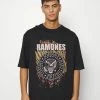 YOURTURN RAMONES TEE UNISEX - T-shirt imprimé Soldes t shirt Col rond all -YOURTURN Soldes 2022 c2f0a584c9f5410ea0972d4c3eabbae9